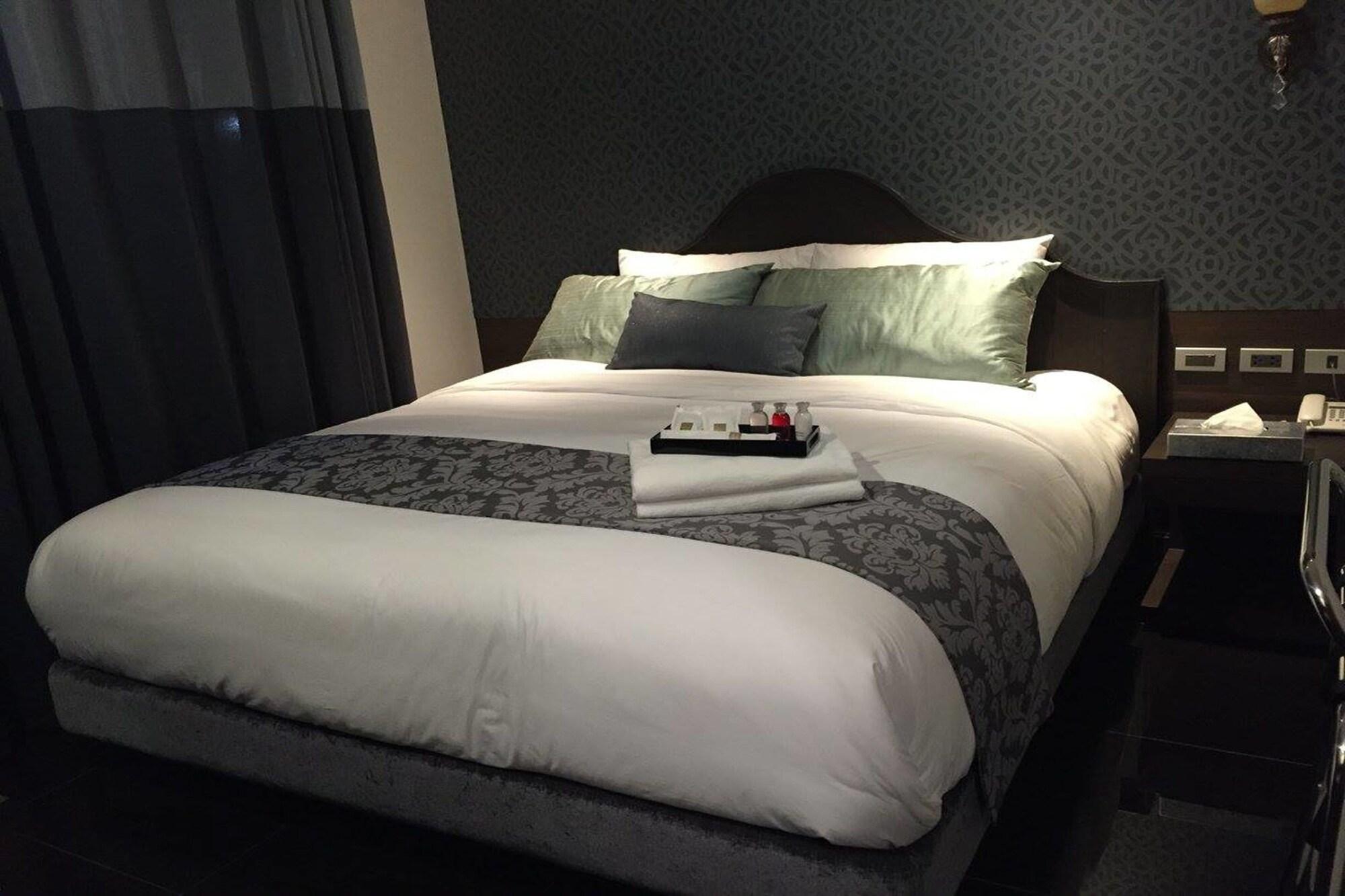 The Fah Silom Hotell Bangkok Exteriör bild