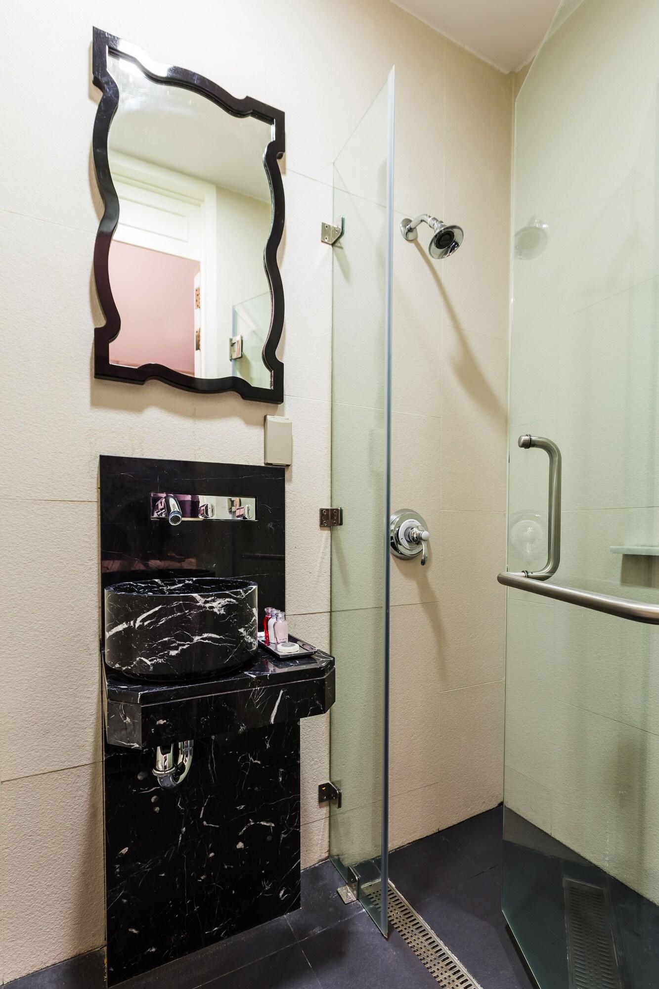 The Fah Silom Hotell Bangkok Exteriör bild