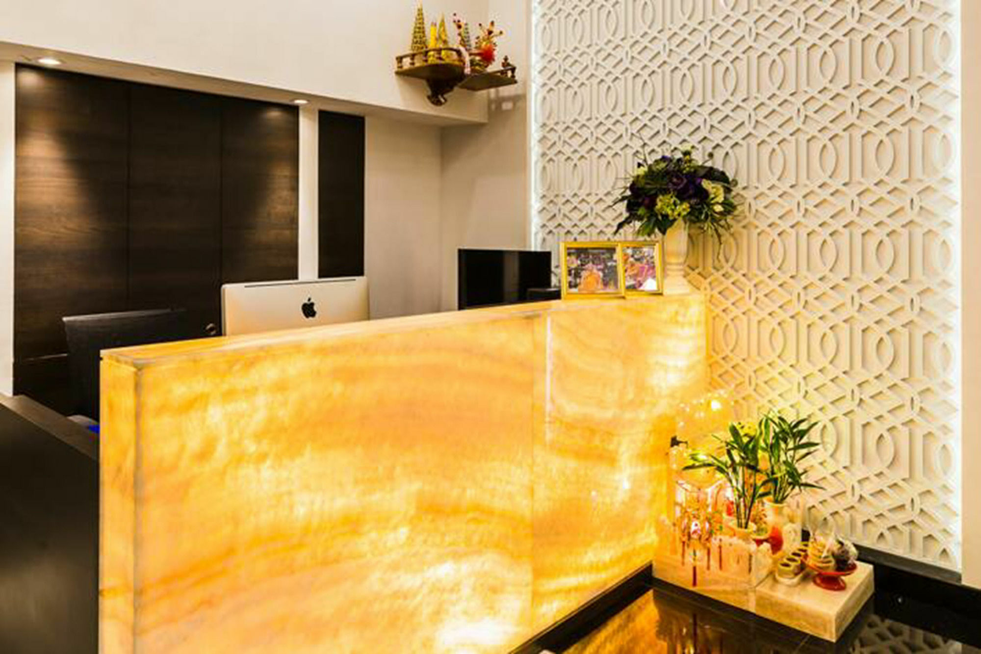 The Fah Silom Hotell Bangkok Exteriör bild