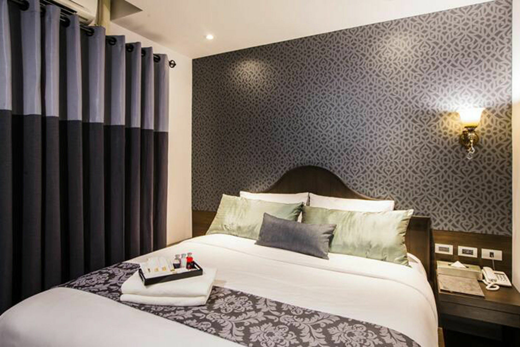 The Fah Silom Hotell Bangkok Exteriör bild